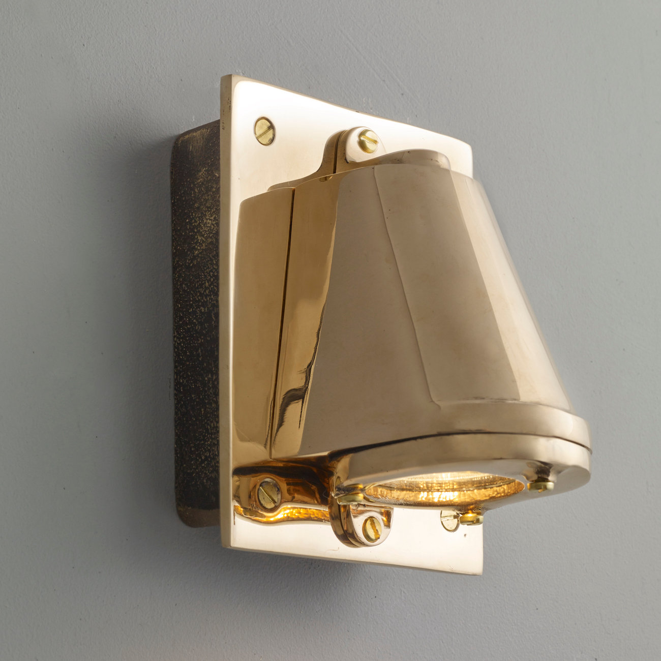 Bild 7: Wandstrahler aus polierter Bronze. Yachtleuchte aus Aluminium oder Bronze Mast Light 0750: Wandstrahler aus polierter Bronze.