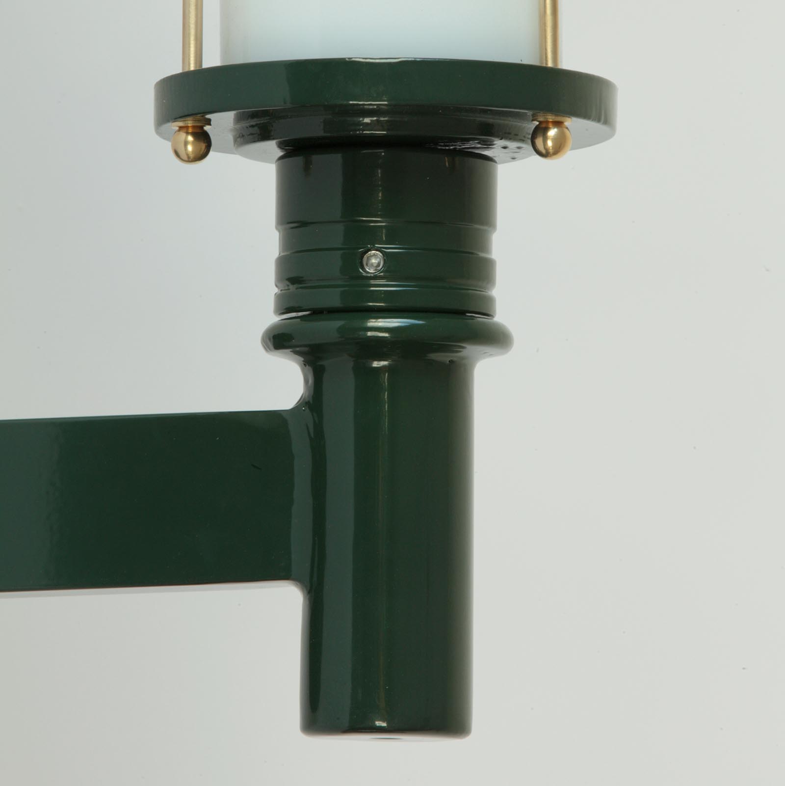 Tube Wall Light 34.35.36: Detail des kleinen Modells, abgebildet in RAL 6009 Tannengrün
