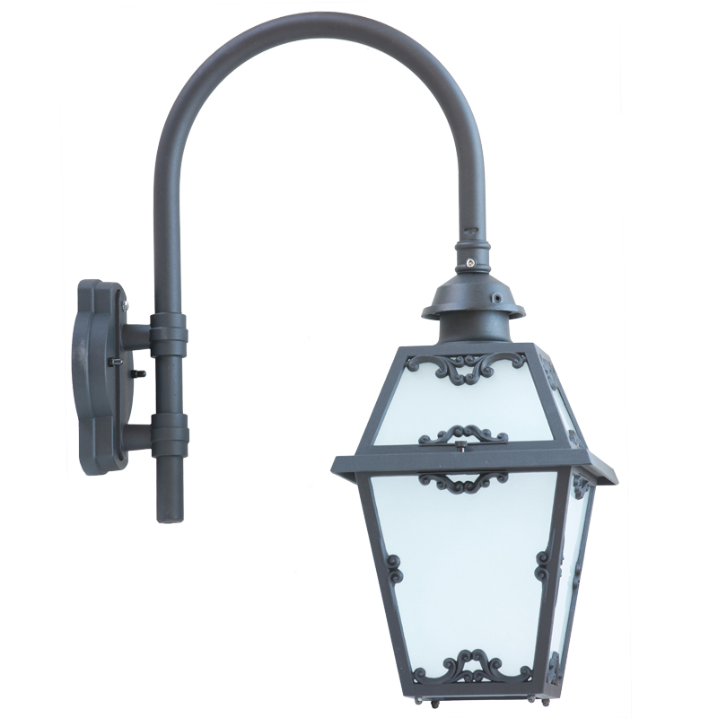 Traditionelle Außenlampe mit Jugendstil-Ornamenten Traditionelle Außenlampe mit Jugendstil-Ornamenten