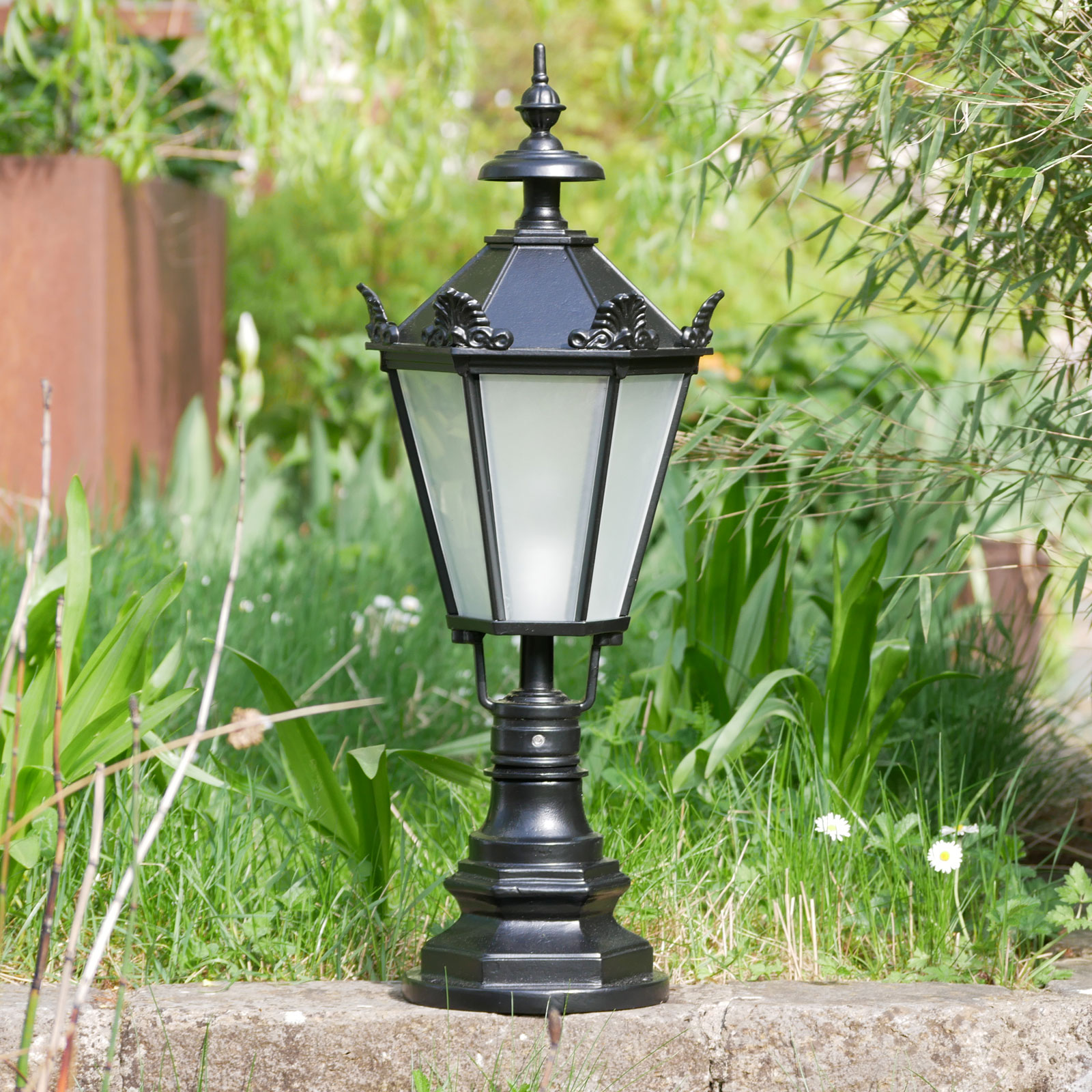 Pedestal Light Cypr with Lantern in Schinkel Style: Modell 1 in Tiefschwarz, mattes Glas