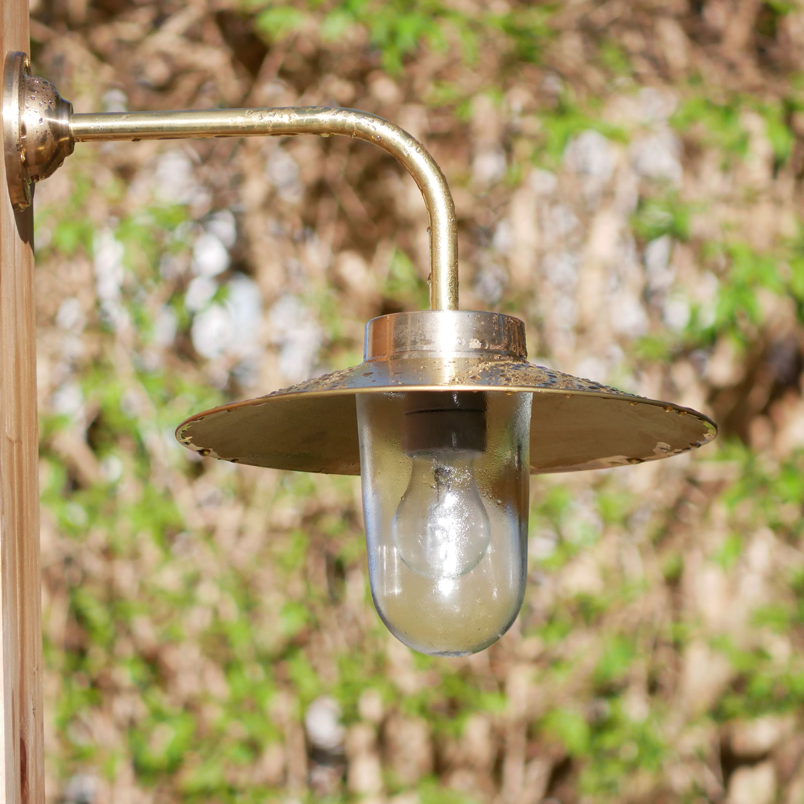 Bild 12: Außenlampe aus Messing mit Schirm 38-90 BR; hier in Messing poliert mit klarem Zylinderglas Außenlampe aus Messing mit Schirm 38-90 BR: Außenlampe aus Messing mit Schirm 38-90 BR; hier in Messing poliert mit klarem Zylinderglas
