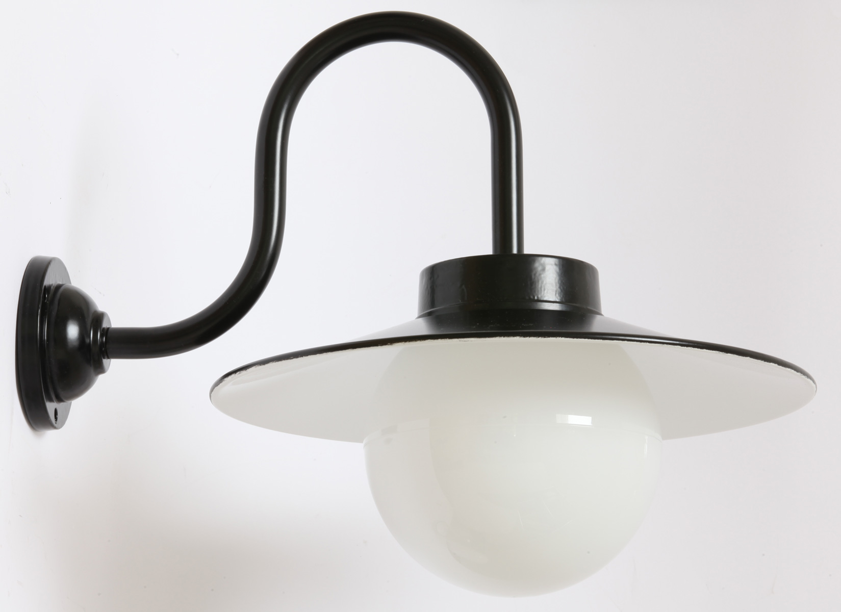Bild 4: Außenlampe aus Aluminium mit opalenem Kugelglas Klassische Wandleuchte für außen mit Bogenarm 38 S: Außenlampe aus Aluminium mit opalenem Kugelglas