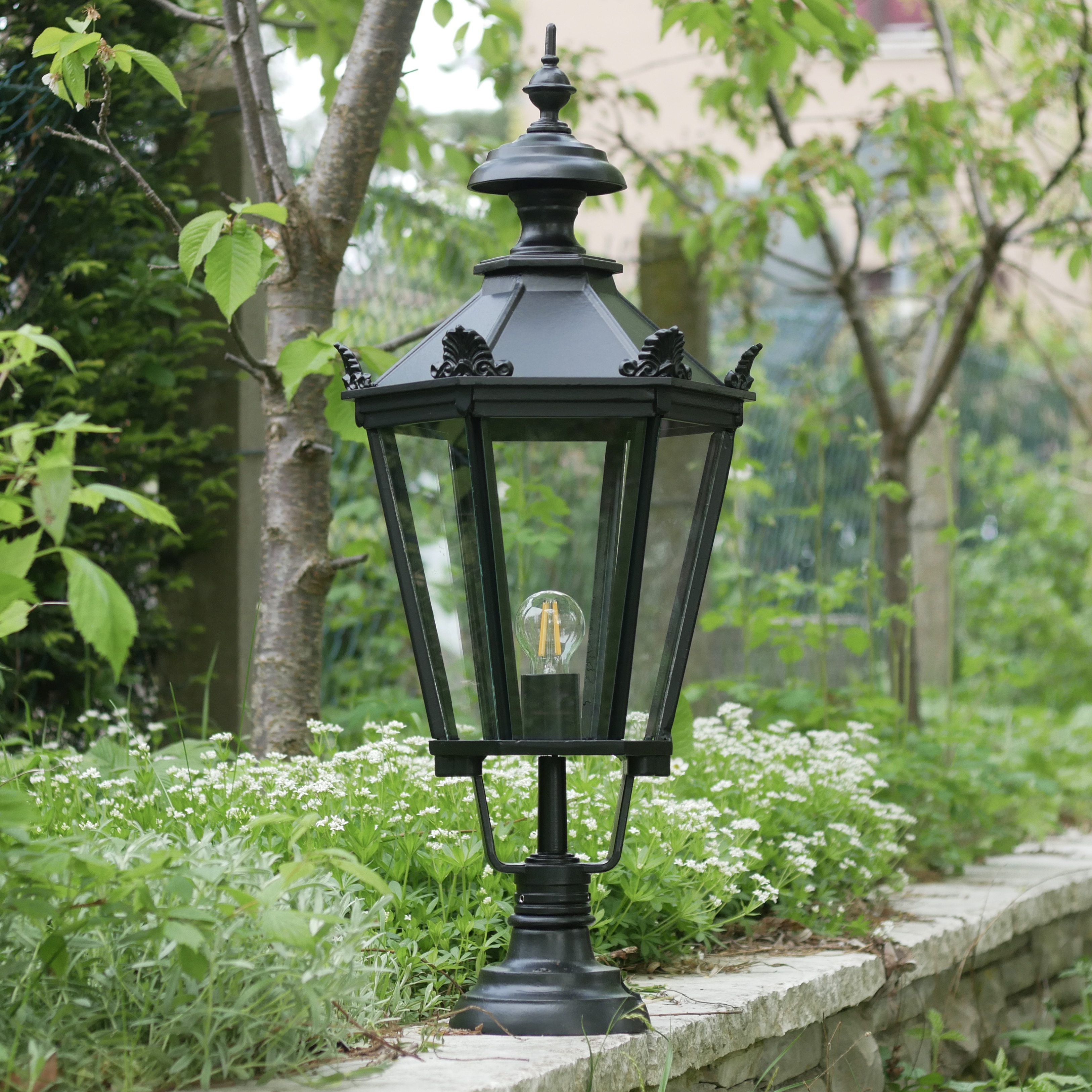 Bild 2: Große Gartenleuchte Elba mit Schinkel-Laterne 72, mittleres Modell, Schwarz RAL 9005, klares Glas Große Gartenleuchte Elba mit Schinkel-Laterne 71.72.73: Große Gartenleuchte Elba mit Schinkel-Laterne 72, mittleres Modell, Schwarz RAL 9005, klares Glas