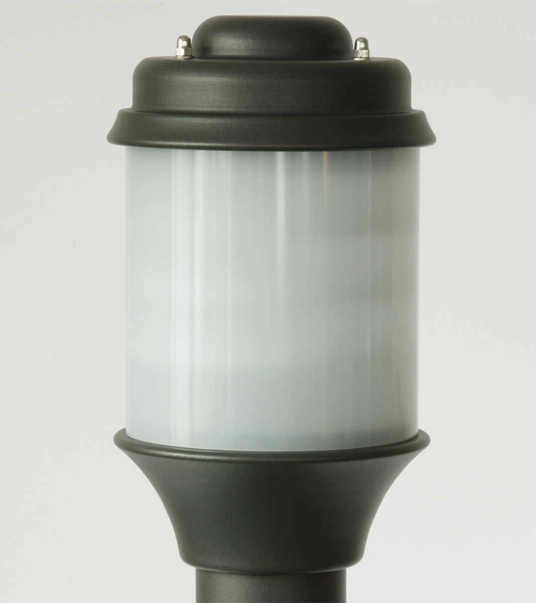 Bild 2: Hier in Graphitgrau Funktionale Pollerleuchte in vier Größen, auf Wunsch mit Lamellenreflektor: Hier in Graphitgrau