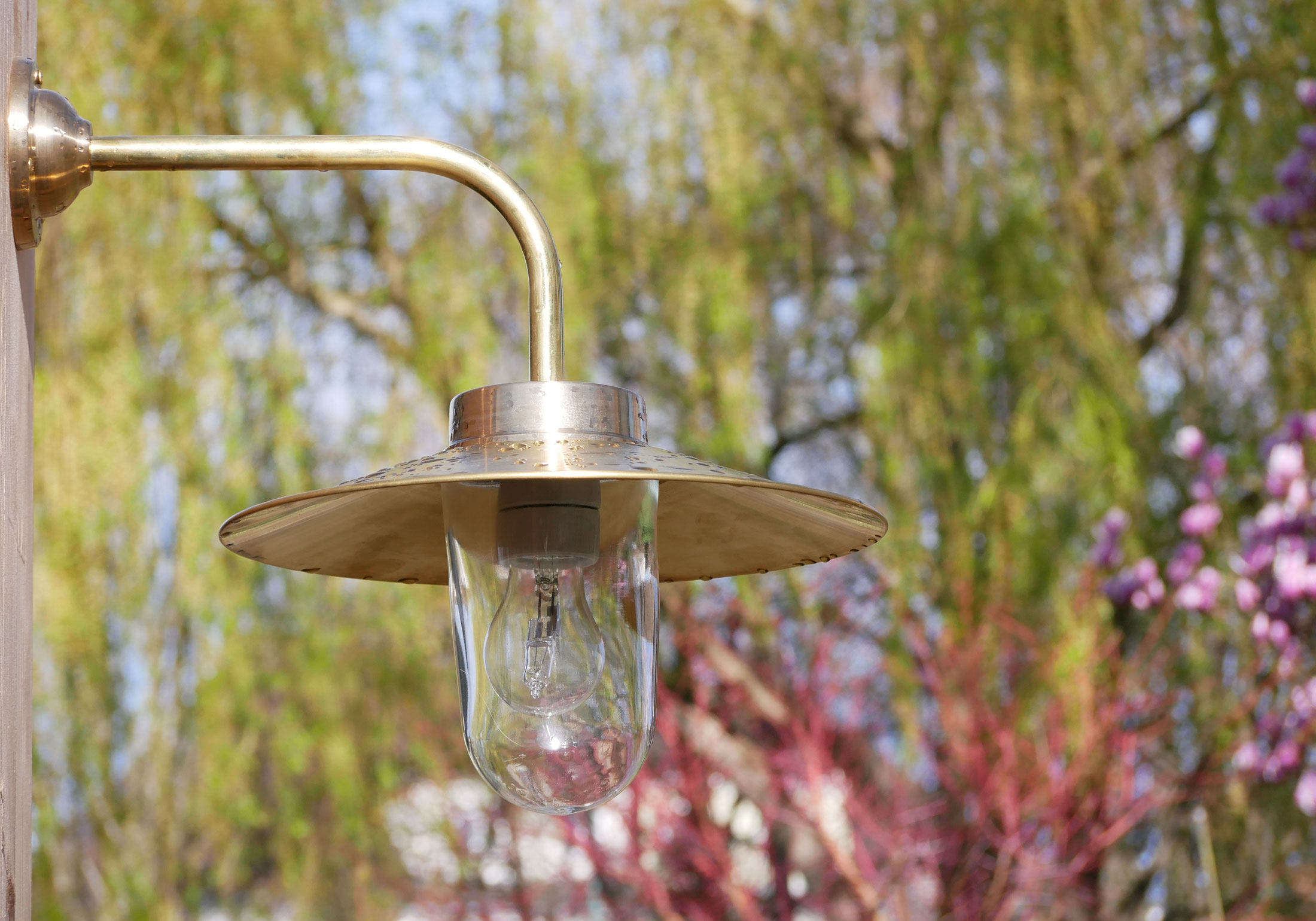 Außenlampe aus Messing mit Schirm 38-90 BR: Außenlampe aus Messing mit Schirm 38-90 BR; hier in Messing poliert mit klarem Zylinderglas