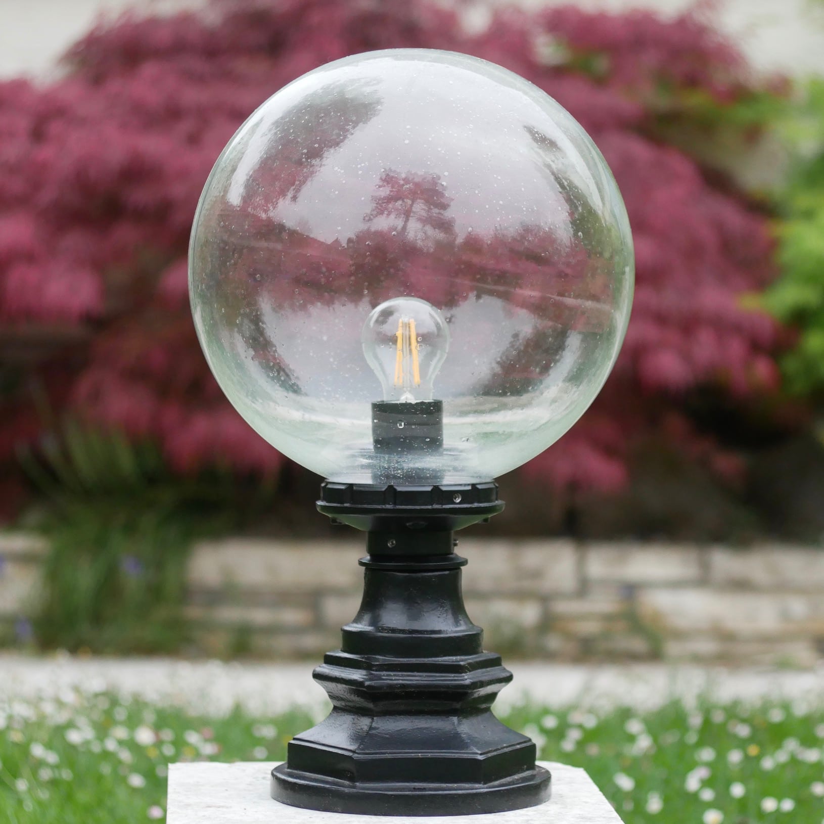 Garden Light with Glass Globe CYPR TL 250: Die Gartenleuchte mit klarer 300 mm Echtglaskugel; Sockel pulverbeschichtet in Schwarz seidenmatt