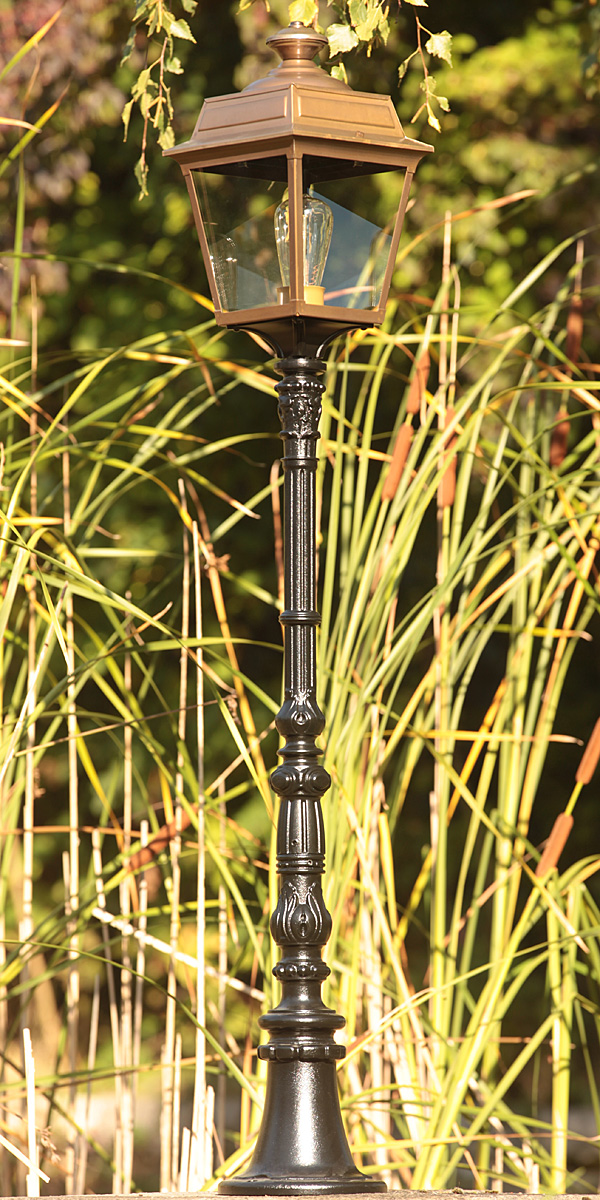 Bild 3: Gartenleuchte Place des Vosges 1T mit Balustersäule und versiegelter Messinglaterne Gartenleuchte Place des Vosges 1 T mit Balustersäule: Gartenleuchte Place des Vosges 1T mit Balustersäule und versiegelter Messinglaterne