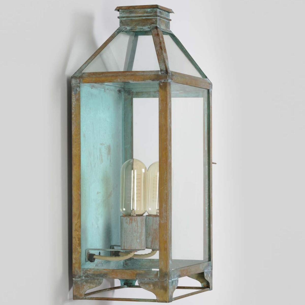 Bild 4: Abgebildet in Messing-Grünspan Zweiflammige provençalische Messing-Wandleuchte Aix: Abgebildet in Messing-Grünspan