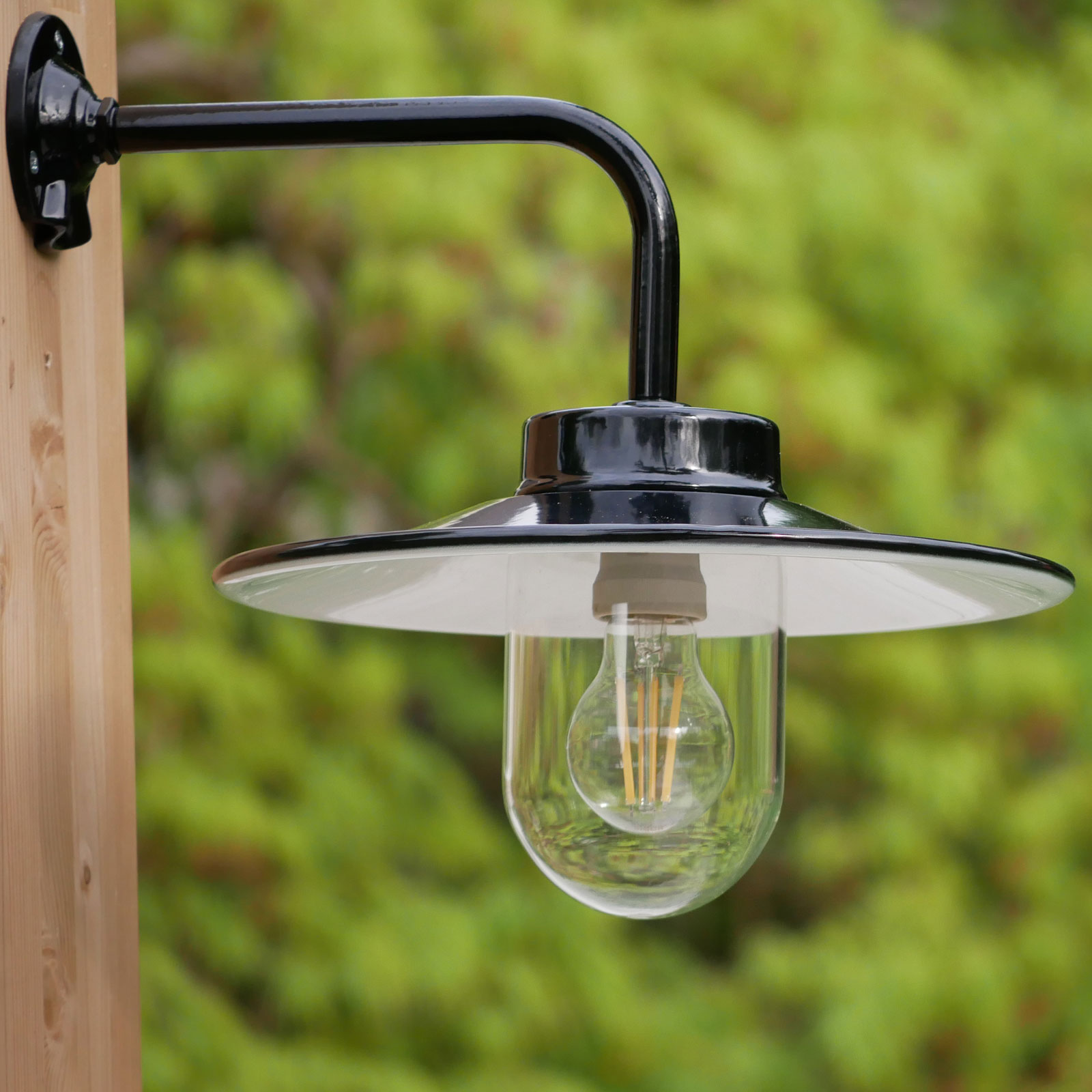 Klassische Hofleuchte 38-25: Außenlampe mit Emaille-Schirm Klassische Hofleuchte 38-25: Außenlampe mit Emaille-Schirm